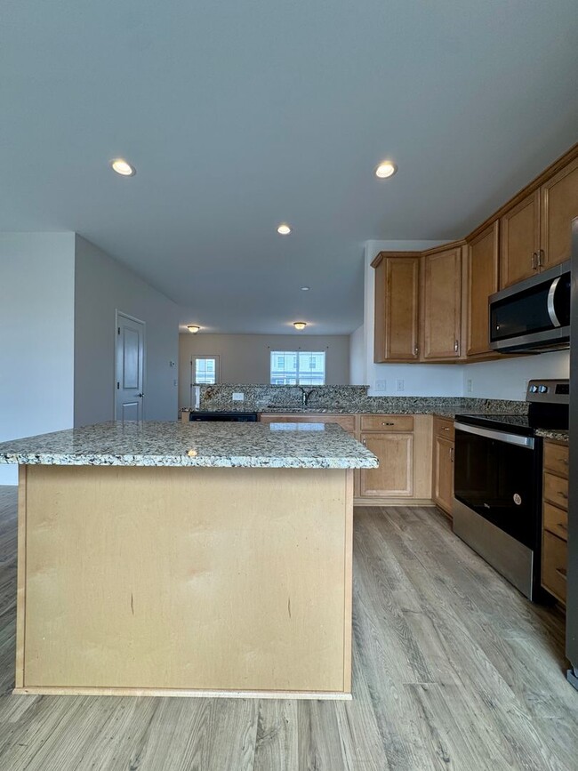 Building Photo - Modern 4 BR | 2.5 BA Townhome with Garage ...