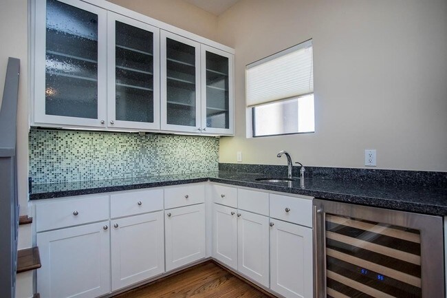 Building Photo - Contemporary townhome, rooftop terrace awa...