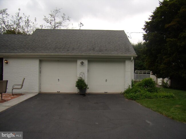 Building Photo - 305 Cornwall Rd