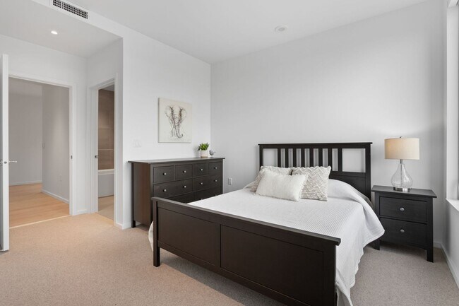 Building Photo - The Vista - 2 bed/2.5 bath Pearl District Condo w/parking/storage/concierge/most utilities/amenities