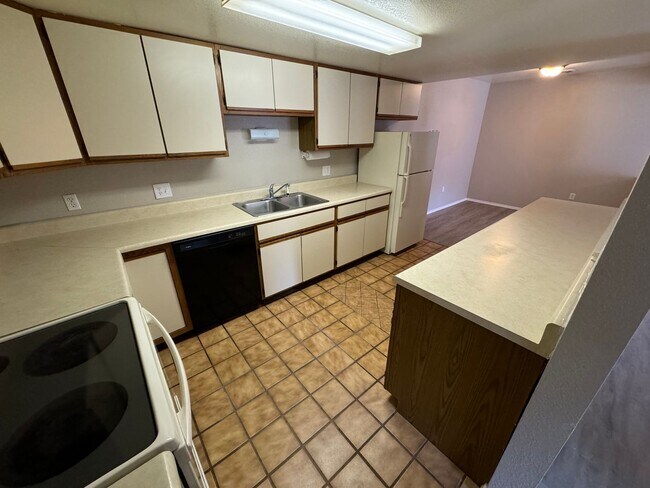 Building Photo - Updated 2 bedroom one bath Apartment in Oz...