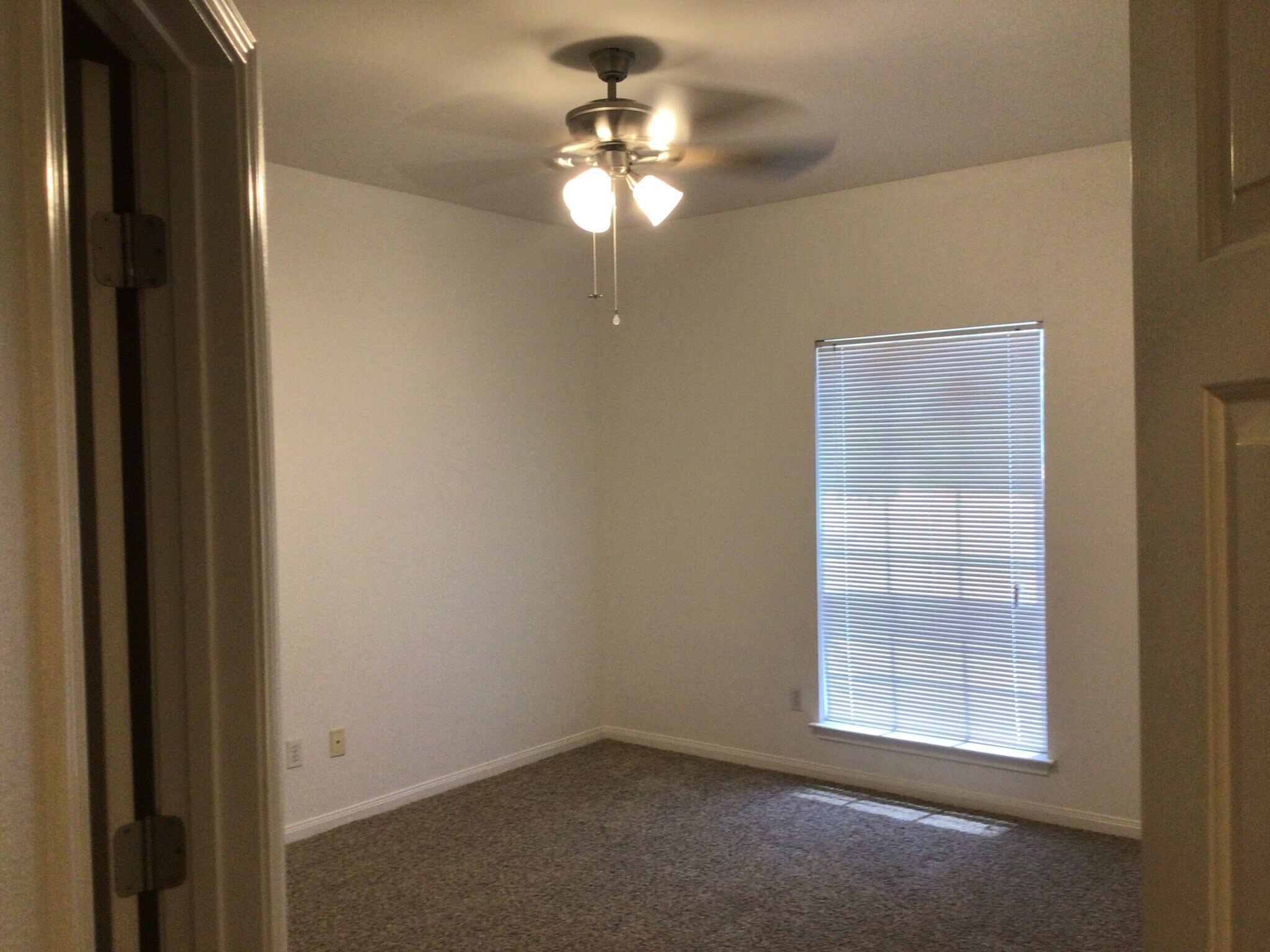 Xtra large bedrooms - 2913 Whisper Oaks Ln
