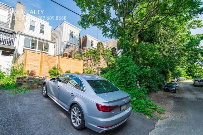 Building Photo - Gorgeous Large Manayunk Home with Parking