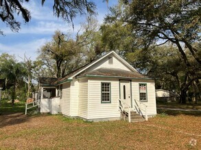 Building Photo - Beautiful 3BR/1BA w/Sun Room, Big Yard, Hu...