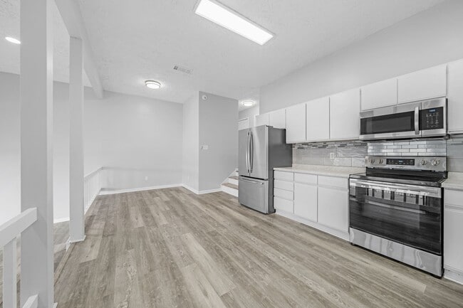 Building Photo - 1216 Lake View Dr