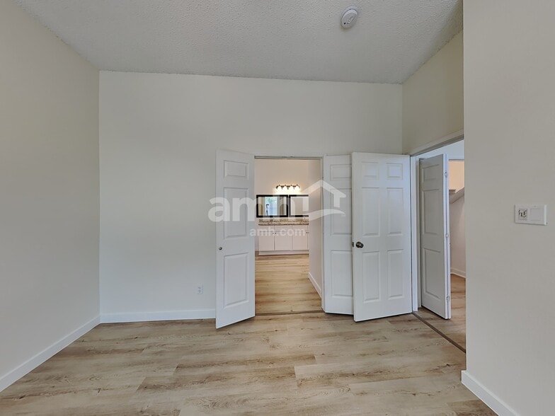 Building Photo - 225 Maple Ct