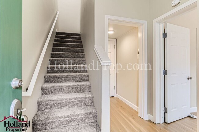 Building Photo - Stunning 4-Bedroom Townhouse with Dual Master Suites and Convenient 2-Car Garage in Hillsboro!
