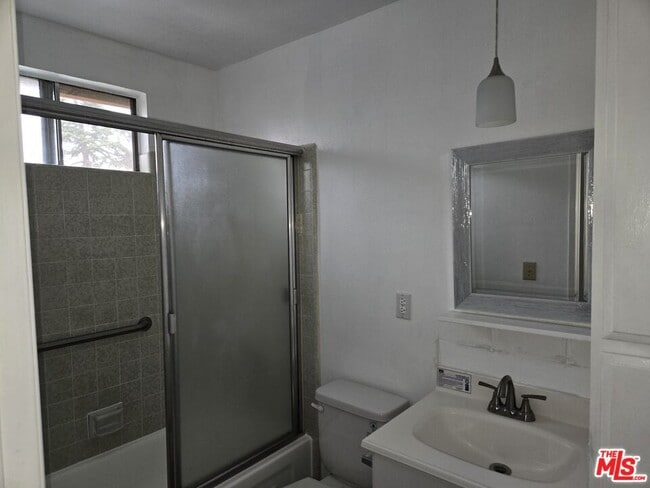 Building Photo - 1233 Tamarind Ave