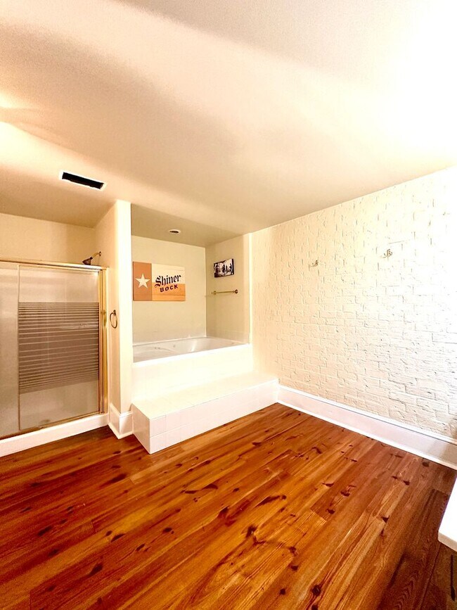 Building Photo - 3BR 2BA 3rd Street Downtown