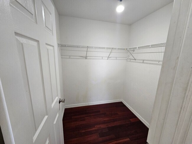Building Photo - BEAUTIFUL 3 BED / 2 / BATH /2 CAR GARAGE (...