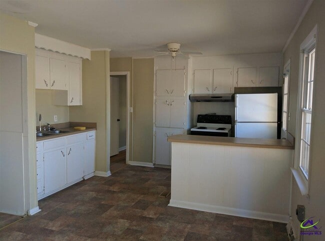 Building Photo - 105 Oakdale Dr