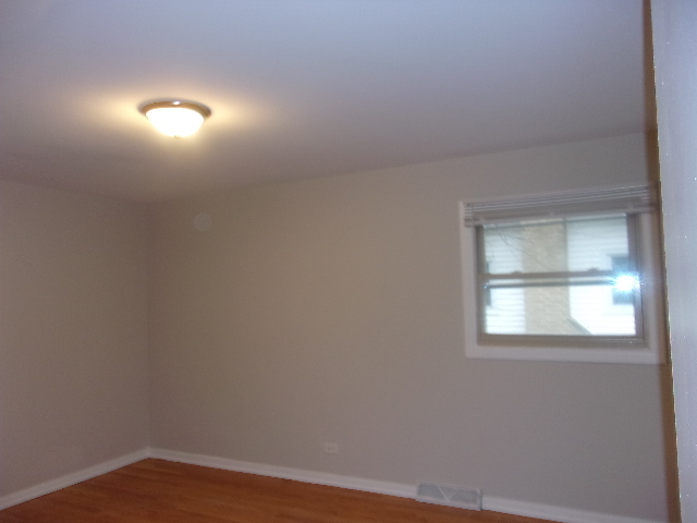Building Photo - Great 3 bedroom 1.5 bath Tri-level