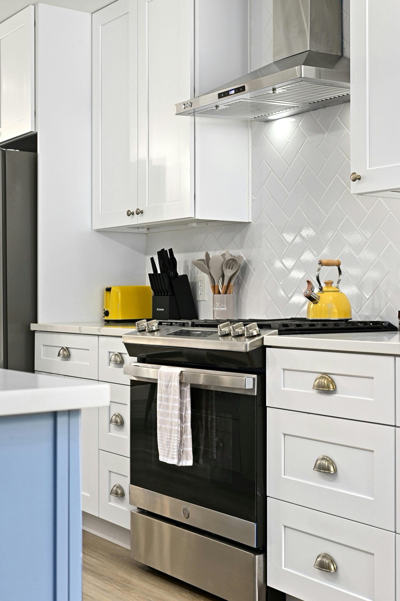 Full Kitchen - 9414 Meadow Vale