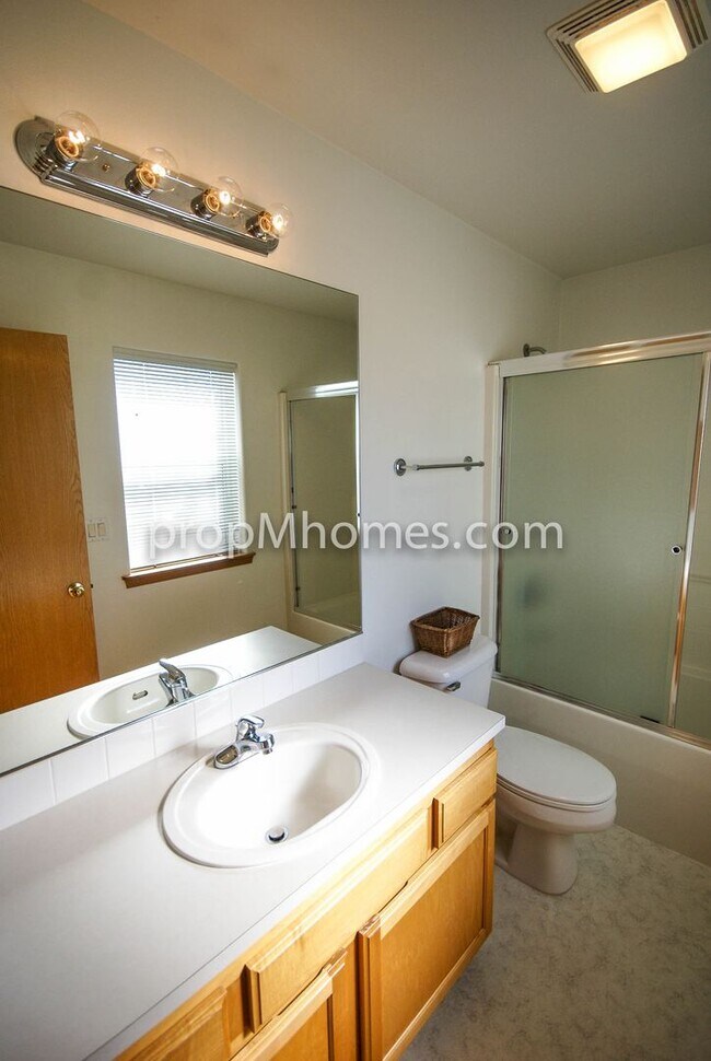 Building Photo - Beautiful Three Bedroom Townhouse - Prime Clackamas Location!