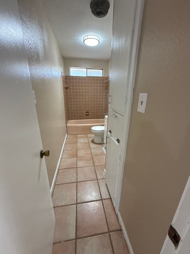 Building Photo - Country and City Side Home