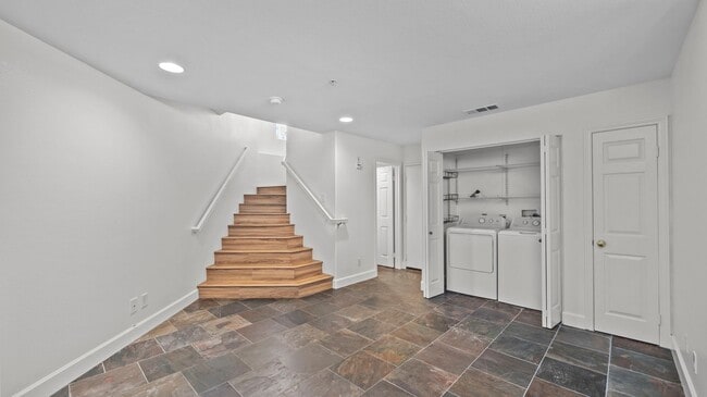 Building Photo - Tri-Level Townhome in Tustin