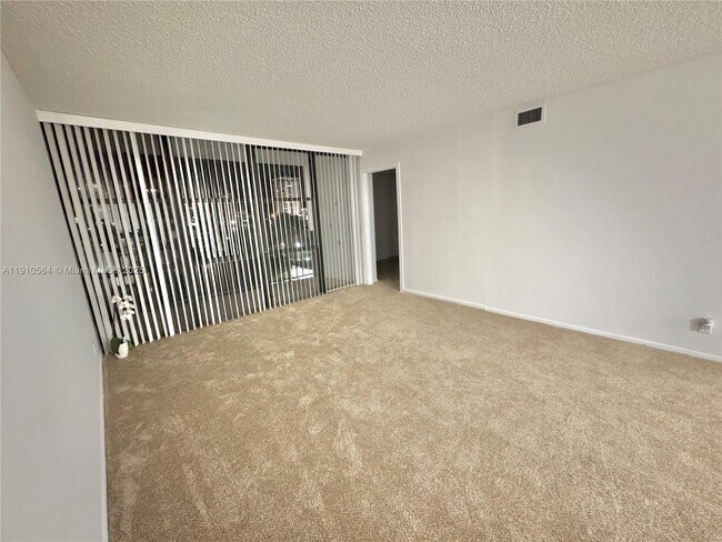 Building Photo - 800 Parkview Dr