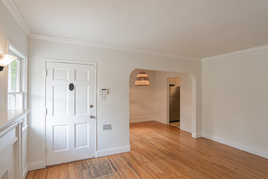 living room - 638 N Gardner St