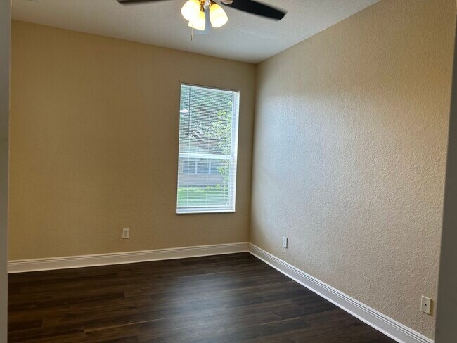 Building Photo - 2211 Pine Oaks Tr