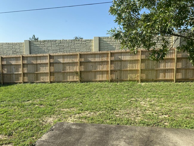 Building Photo - 353 Peggy Dr
