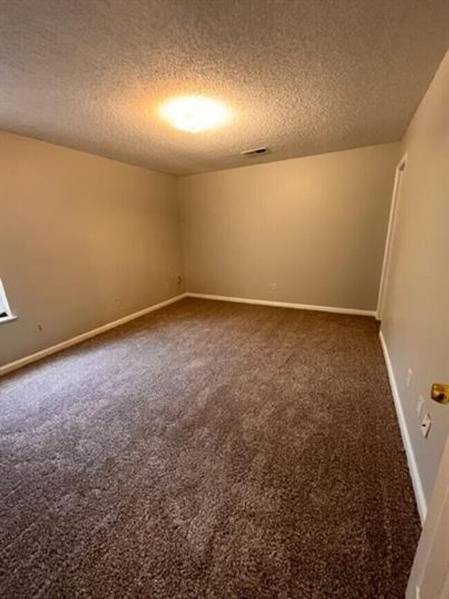 Building Photo - ~HALF OFF FIRST MONTH'S RENT~ Charming 3-Bedroom Home in Bartlett-Spacious & Move-In Ready!