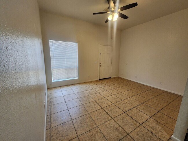 Building Photo - 3 Bedroom 2 Bath Townhouse