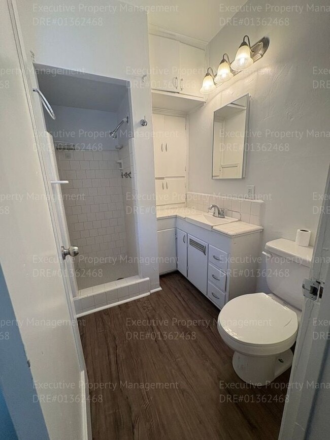 Building Photo - 1 bedroom/ 1 bathroom home with modern ame...