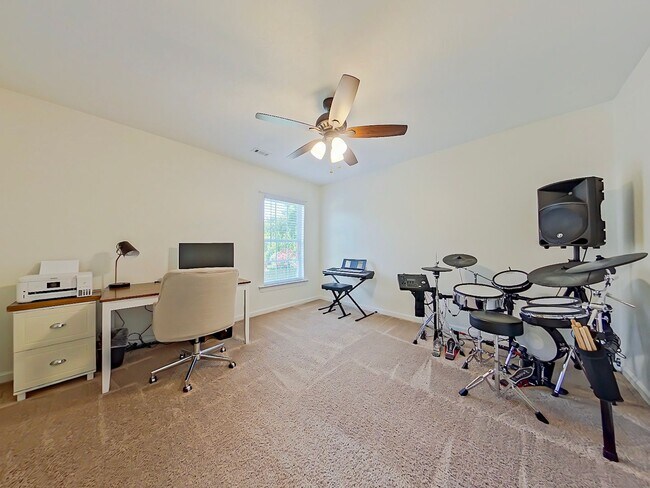 Building Photo - Beautiful 4 Bedroom home in Canterbury Farms!