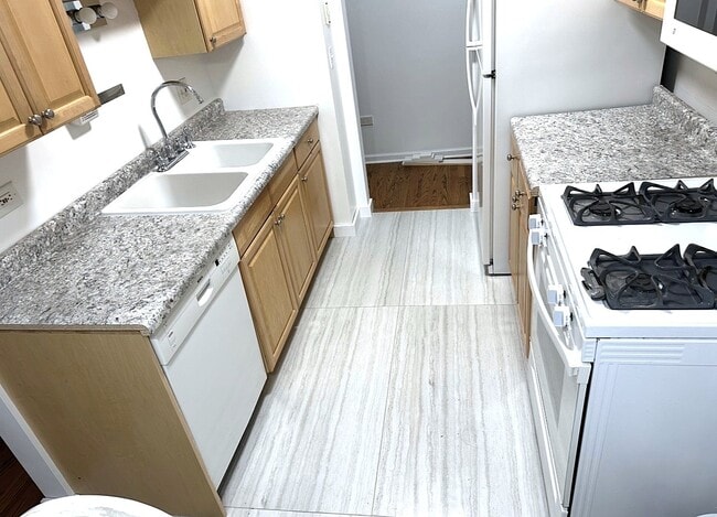 Building Photo - 8655 1/2 W Foster Ave