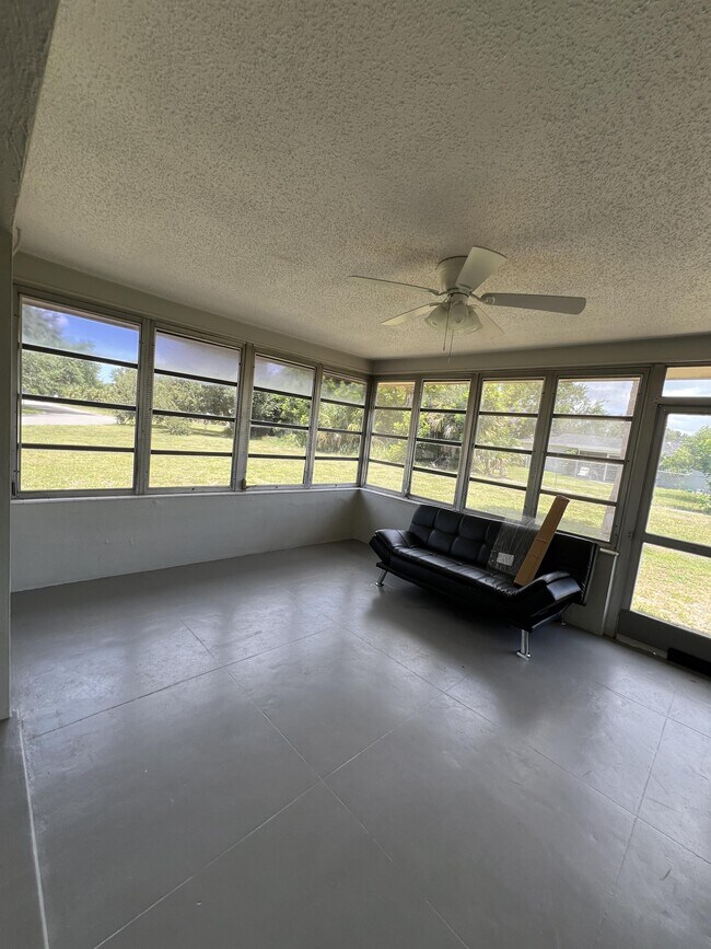 Building Photo - 1920 W Lakeview Blvd