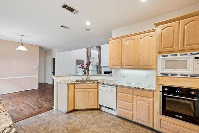 Building Photo - 2036 Camelot Dr