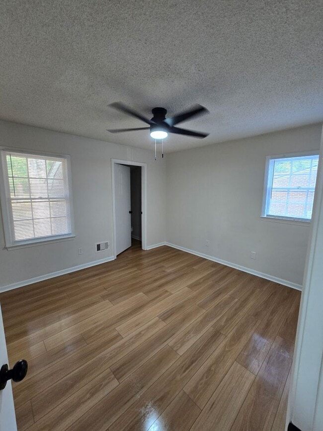 Building Photo - Renovated Home 3 bedroom 1.5 bath with new privacy wooden fence