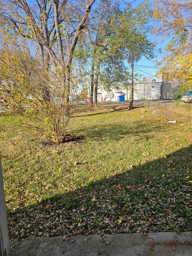 Building Photo - 2BD/1BA Duplex