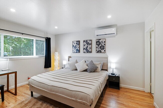 Building Photo - 919 Redbird Dr