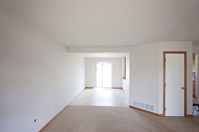 Building Photo - Beautiful 3 bedroom 2 1/2 bath home availa...