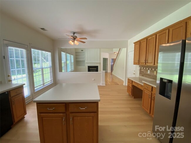 Building Photo - 9901 Hazelview Dr