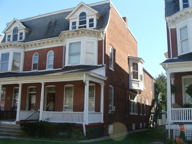 Primary Photo - 2 BEDROOM APARTMENT ON THE AVENUES