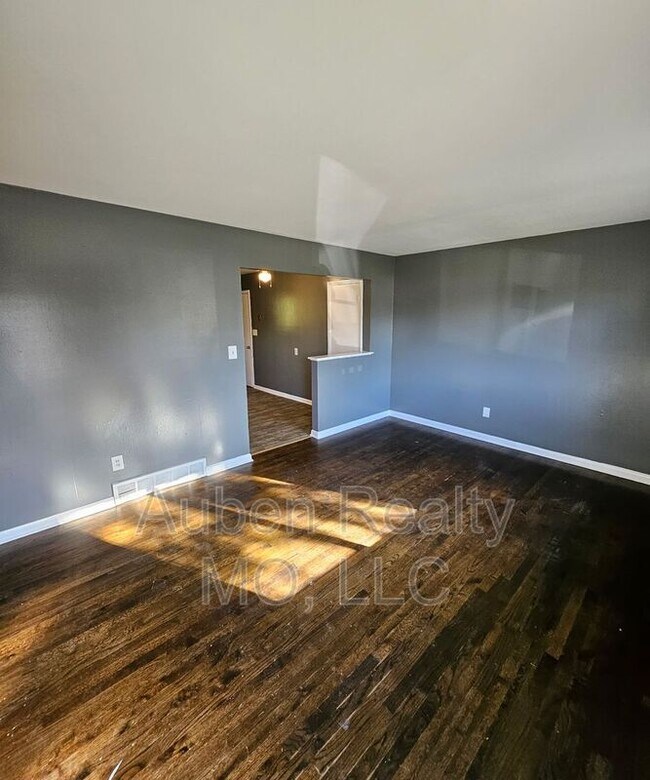 Building Photo - 5247 Hadley St