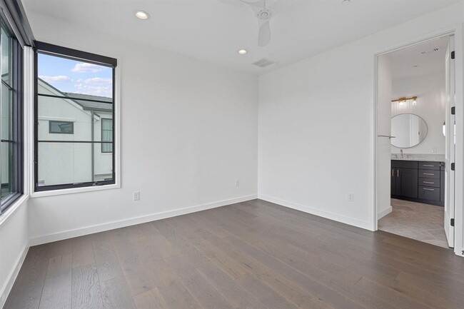 Building Photo - 701 Ariana Ct