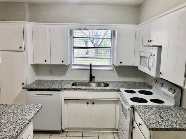 Building Photo - $500 OFF MOVE IN SPECIAL-SOUTH BOSSIER IN ...