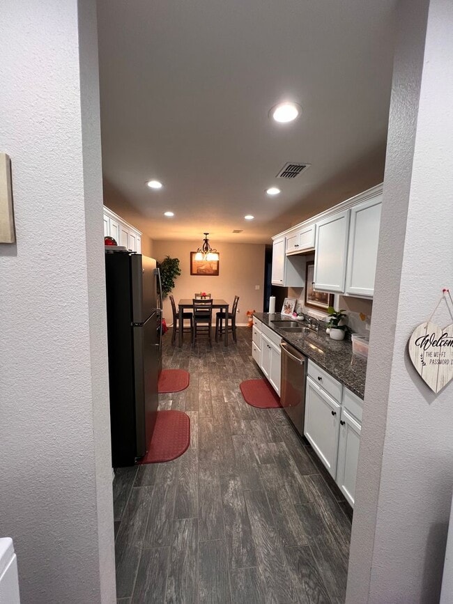Building Photo - Spacious 3 bedroom home !