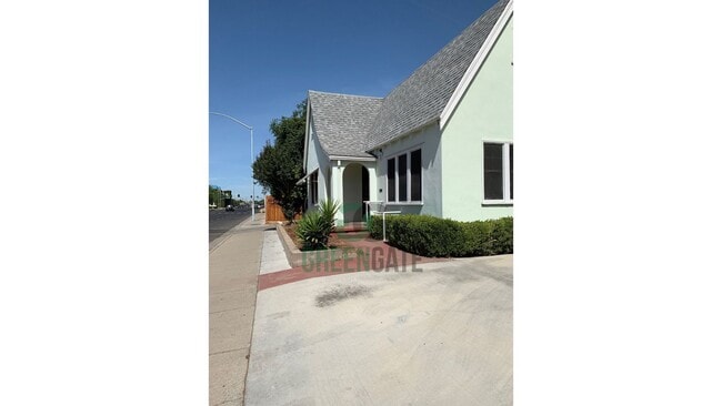 Building Photo - Charming 2 Bedroom Home Available Near Dow...