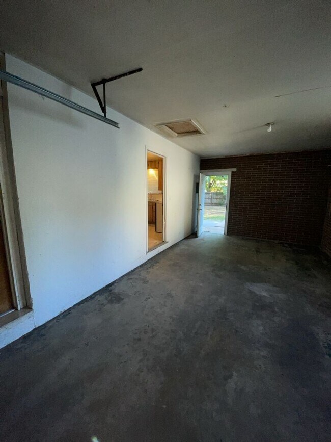 Building Photo - STUDENTS WELCOME! Campus West 5 Bed 2 Bath Ranch w/ Finished Basement