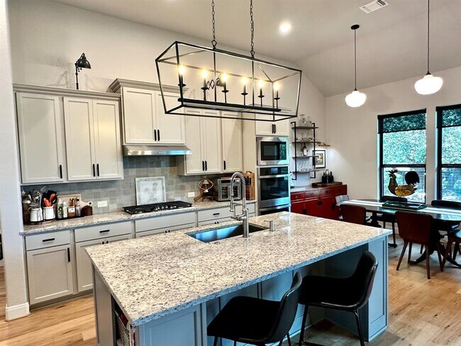 Building Photo - 365 Warbler Dr