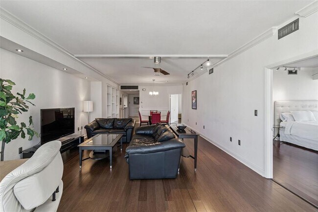 Building Photo - 1 Beach Dr SE