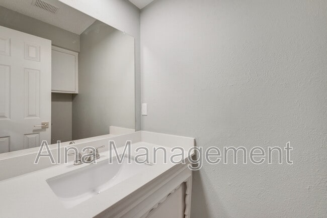 Building Photo - 1005 Canadian Cir