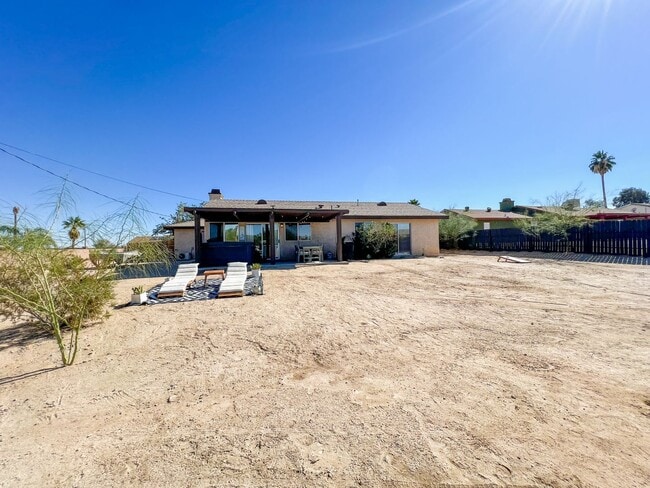 Building Photo - Fully Furnished 4 Bedroom in Sunmore Estat...