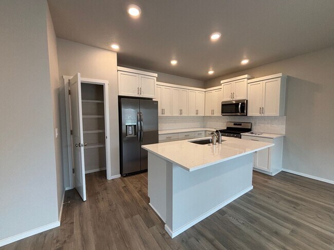 Building Photo - Beautiful 4 Bed/2.5 Bath Plus Office with ...