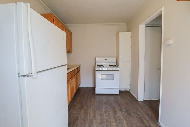 Building Photo - 1 Bedroom Duplex Available Immediately!