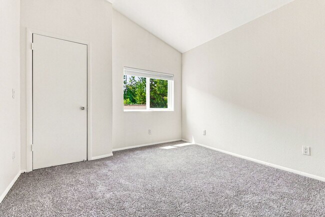 Building Photo - 2 Bed, 1 bath Available!